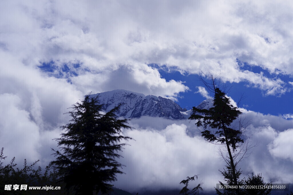 云雾缭绕中的巍峨山峰