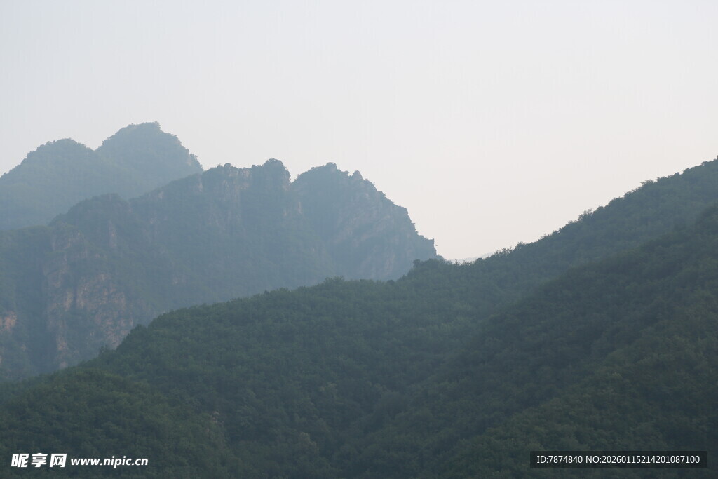 青山连绵的壮阔自然景观