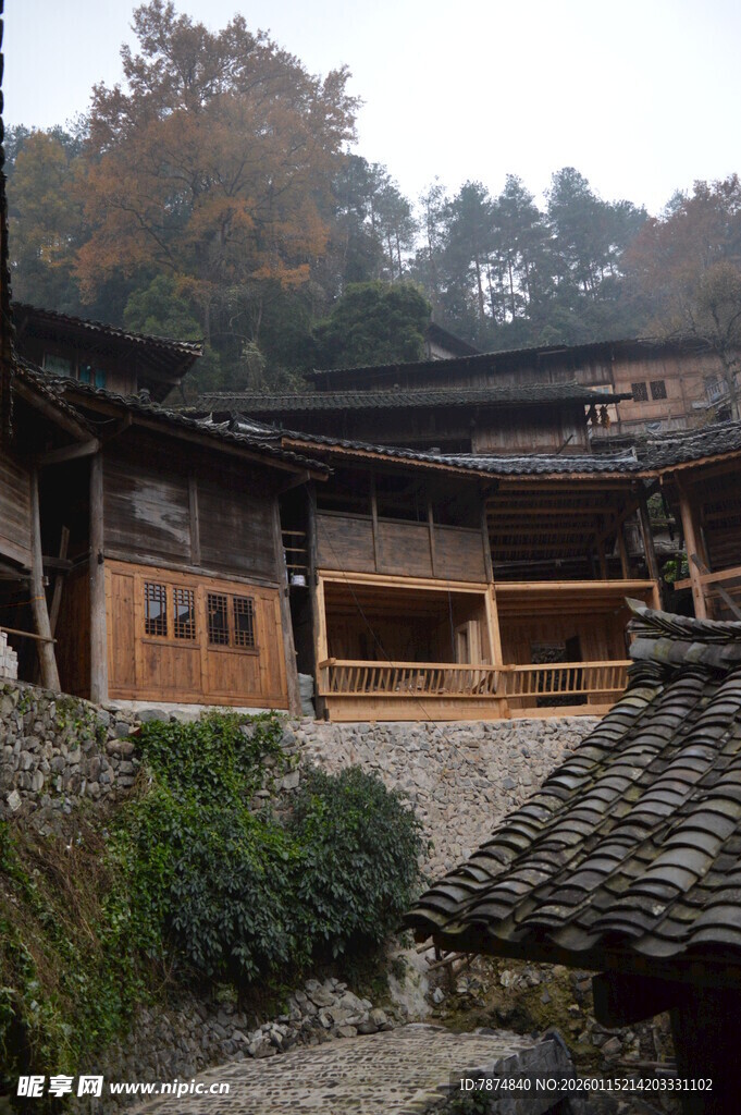 古朴山村木屋景观
