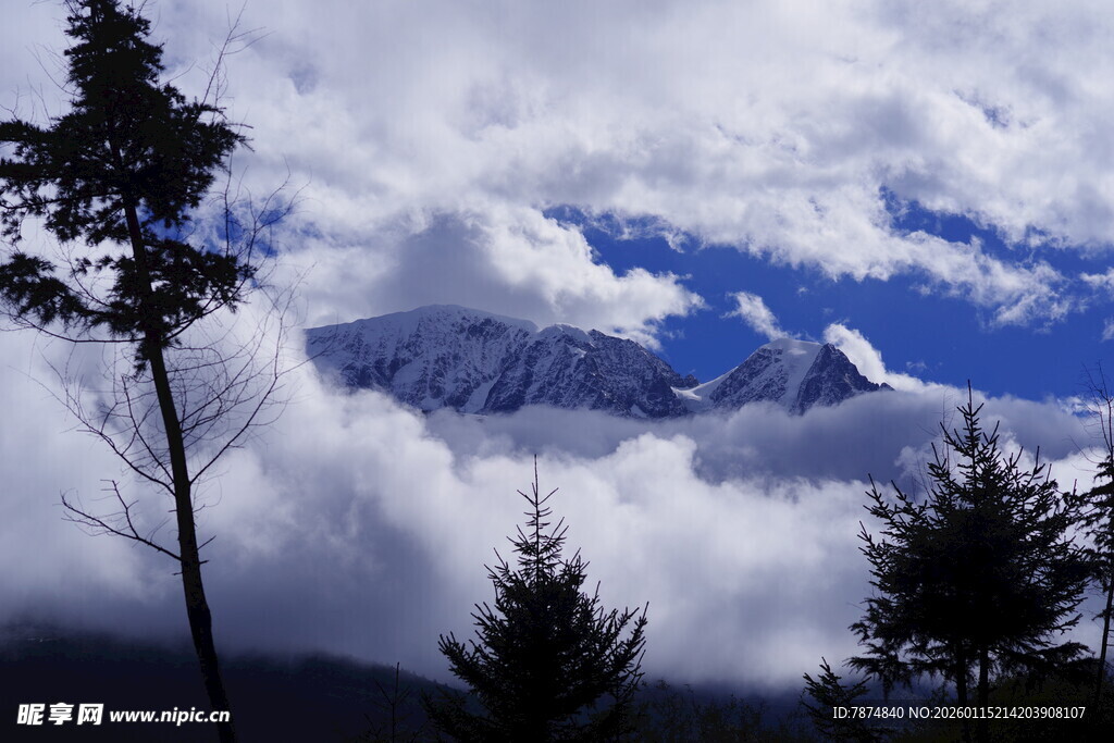 云雾缭绕中的巍峨雪山