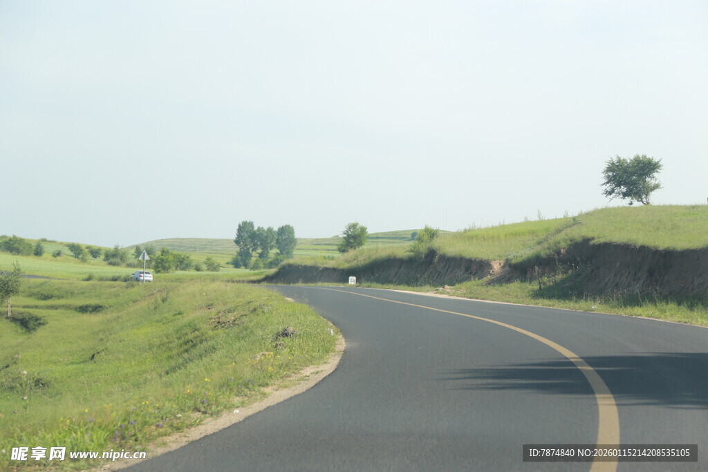 蜿蜒公路穿行于绿野之间
