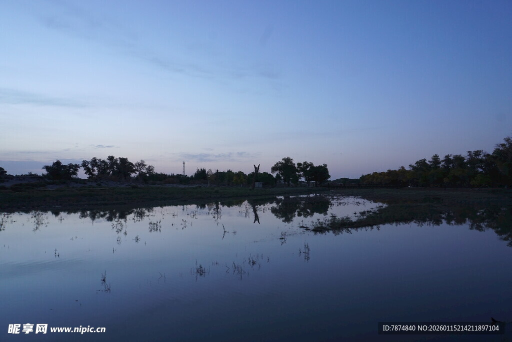 宁静湖畔黄昏美景