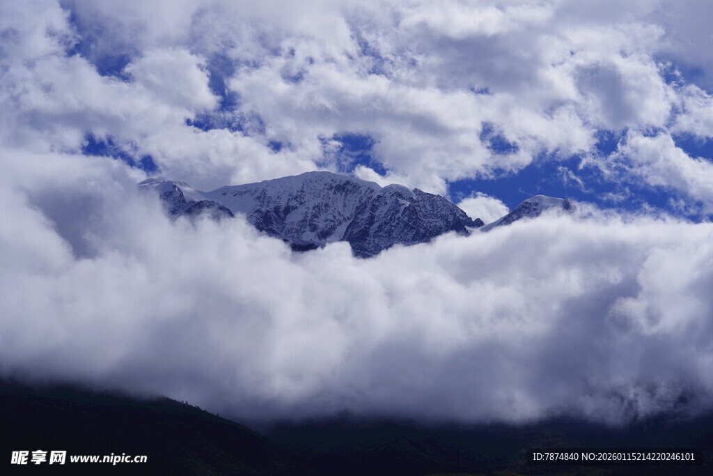 云海中的巍峨山峰