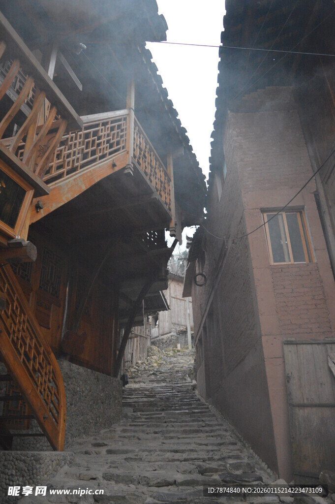 古巷中的木质与砖房建筑