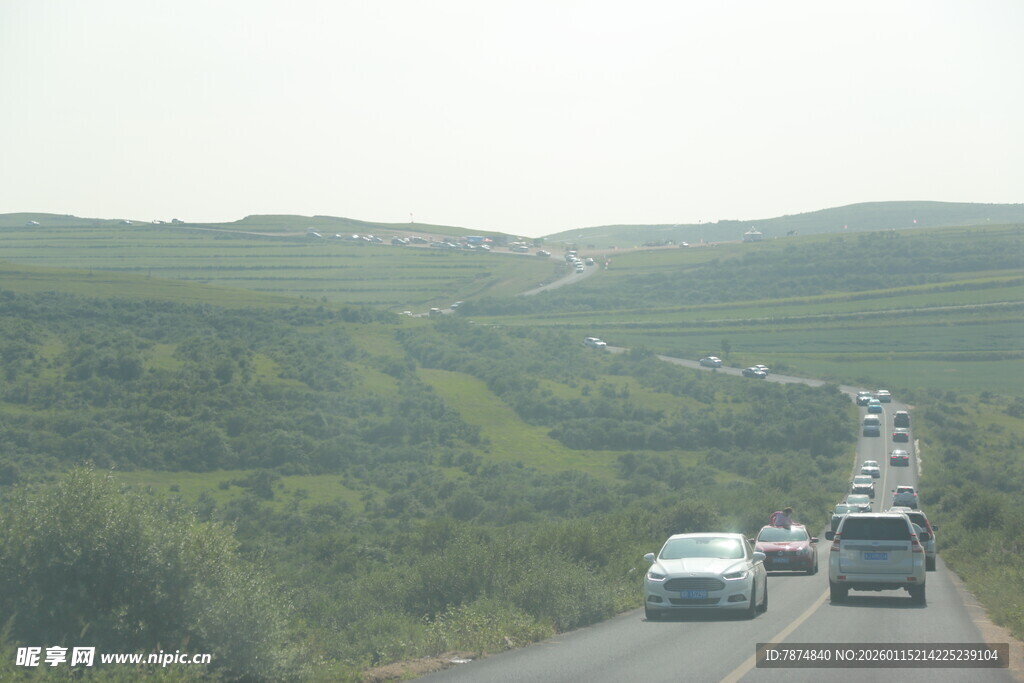 公路上行驶的多辆汽车