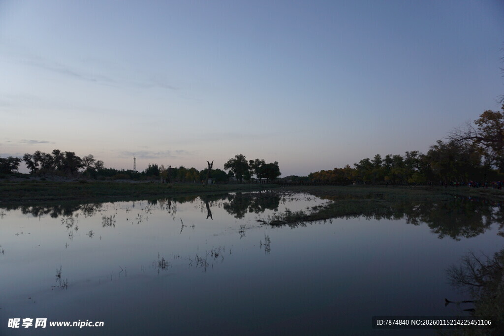湖畔黄昏美景