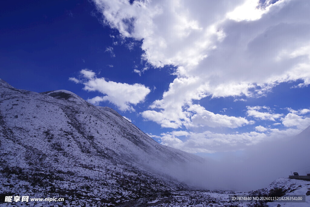 雪山云海壮丽风光