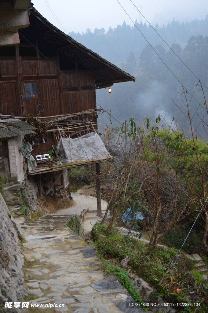 山间古朴木屋与蜿蜒小径