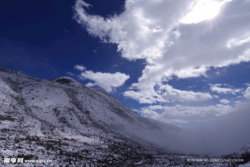 雪山云海壮丽风光