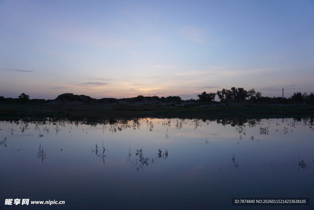 湖畔黄昏美景