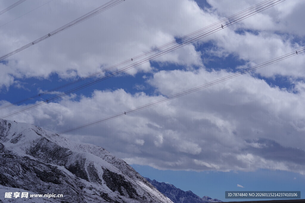 雪山蓝天间的壮丽景致