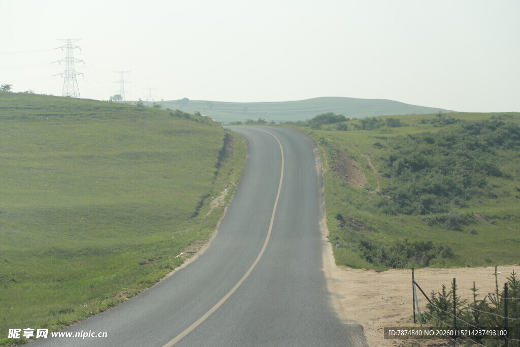 蜿蜒公路穿行于绿野之间