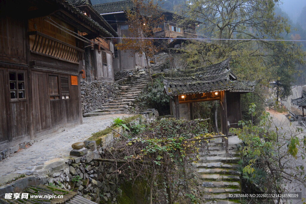 古朴山村的宁静小巷