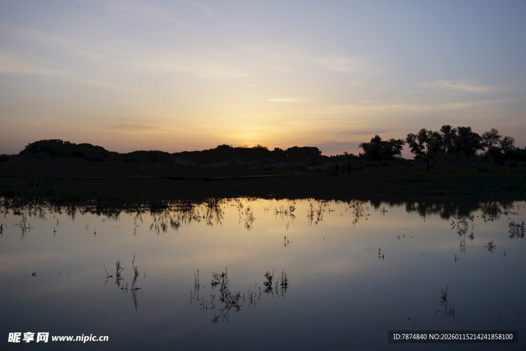 夕阳下静谧的水面景观