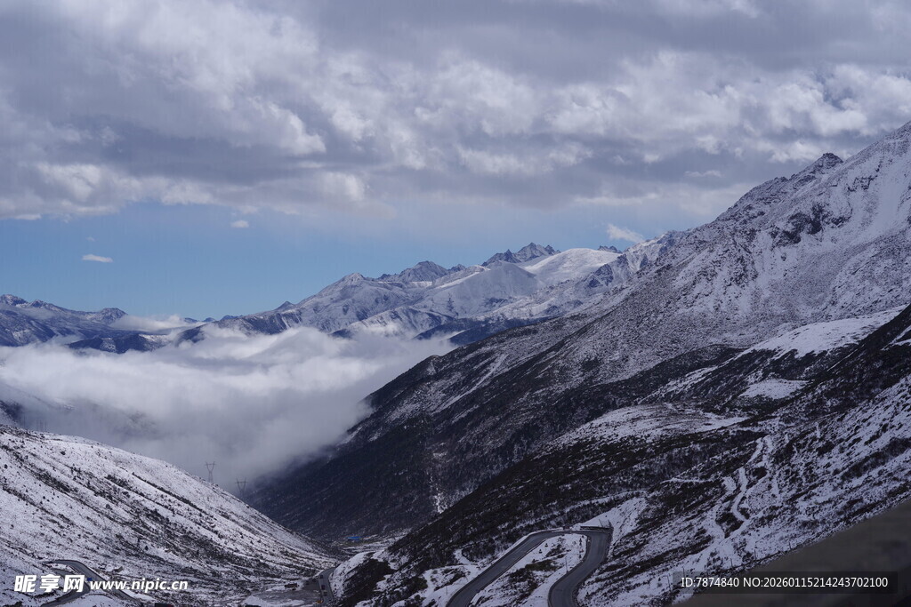 雪山云海壮丽自然景观