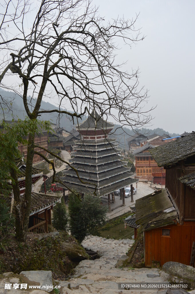 山间古村落中的多层建筑