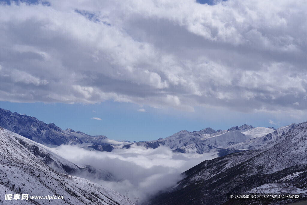雪山云海壮丽自然景观