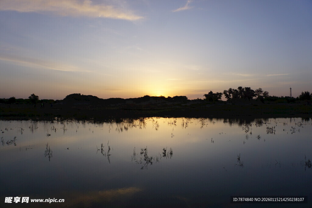 夕阳下宁静的湖面美景