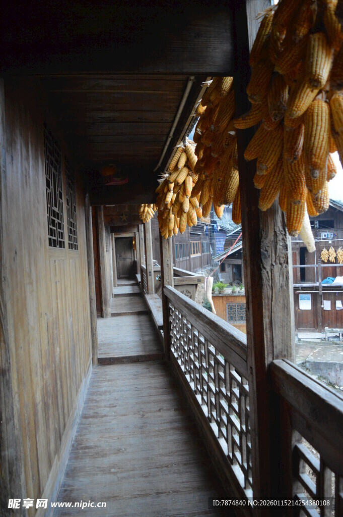 古廊檐下挂着串串玉米