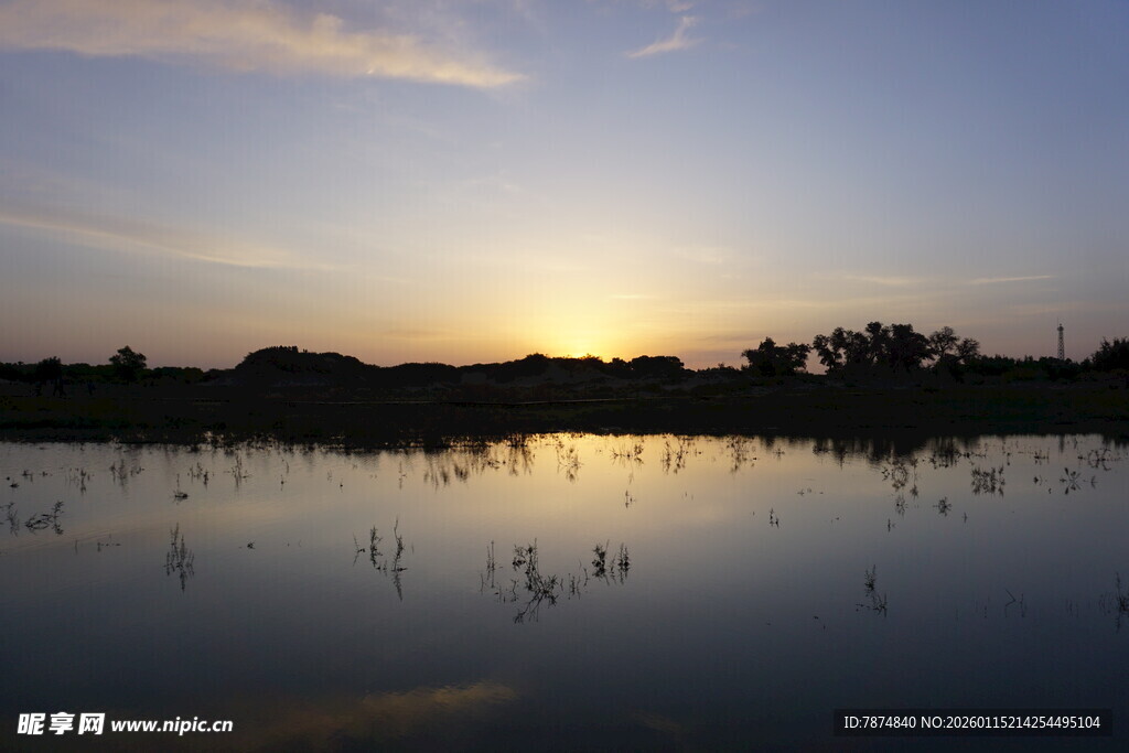 夕阳下平静湖面的美丽景象