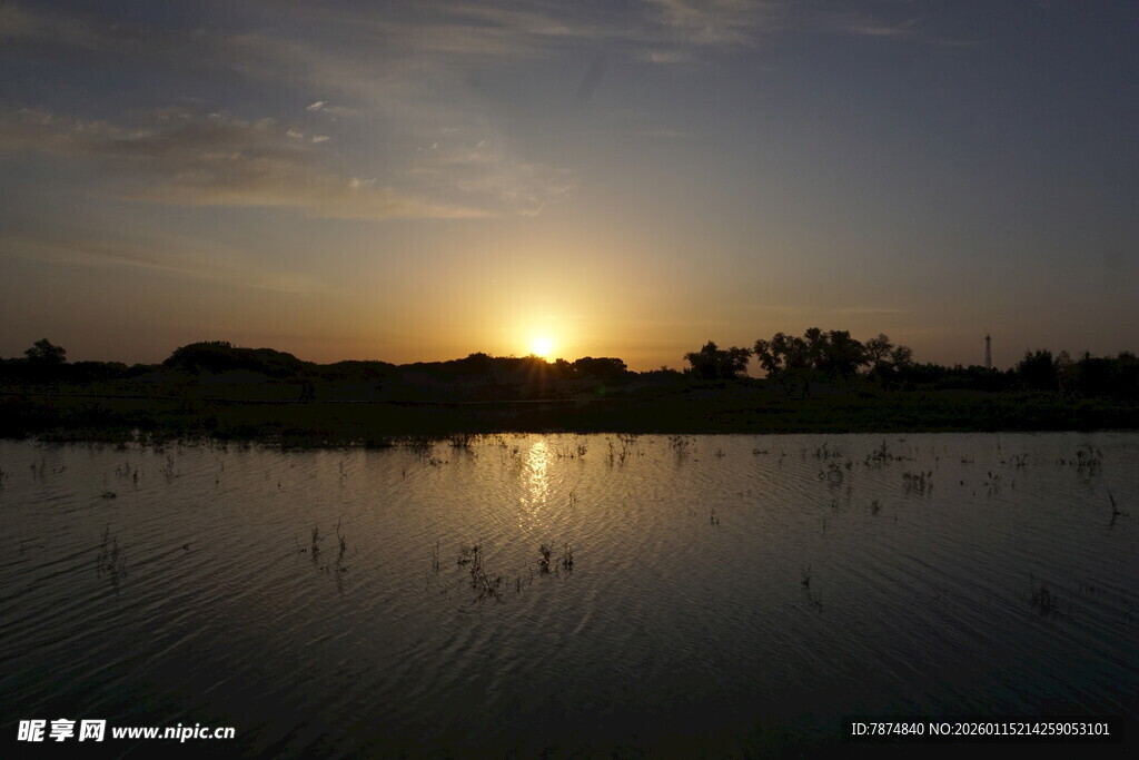 夕阳下的静谧湖面