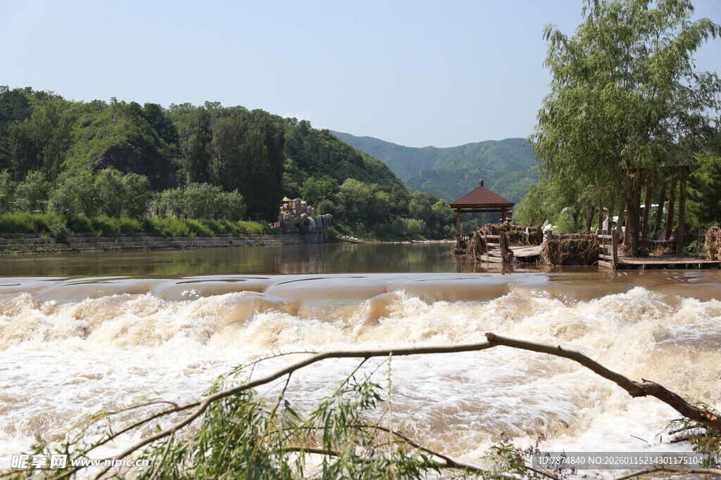 湍急河流旁的秀丽山水景色