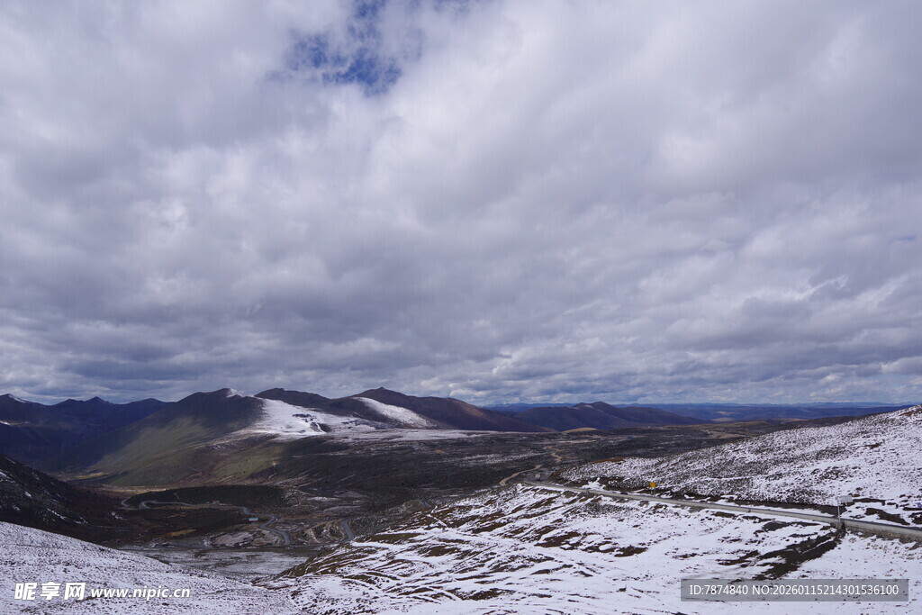 雪山云海壮丽风光