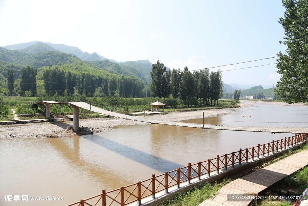 河畔风景 木桥横跨浑水河