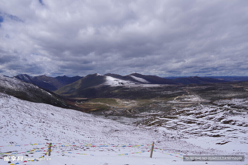 雪山云海壮丽自然景观