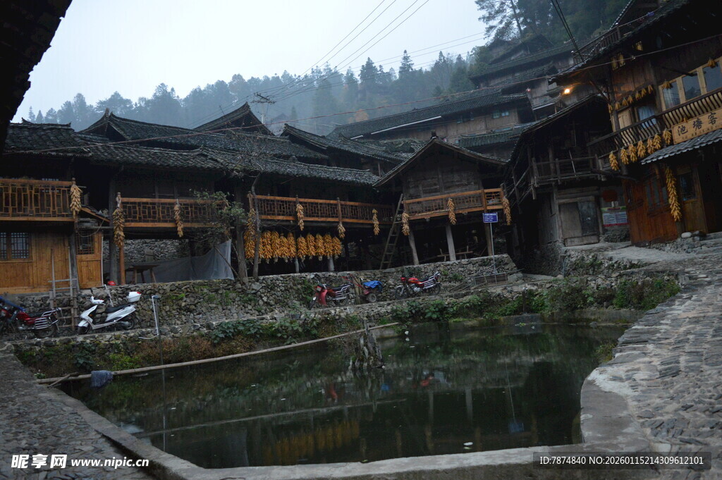 苗族传统村落中的水塘景观