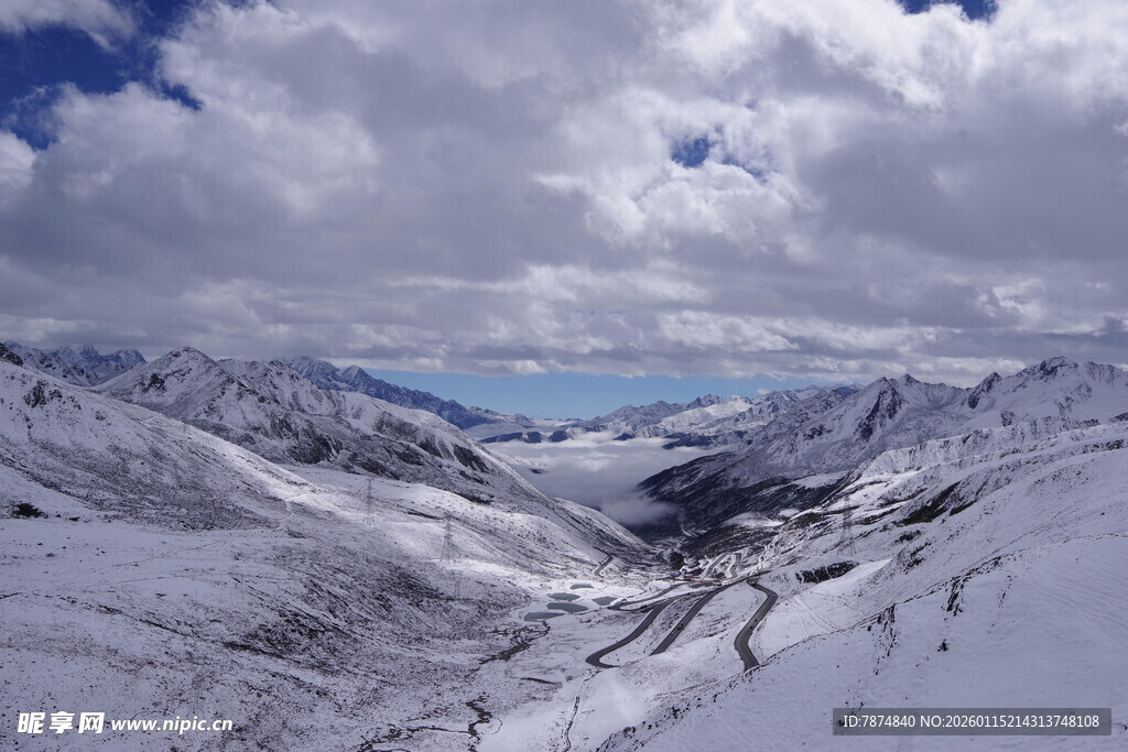 雪山云海壮丽景致