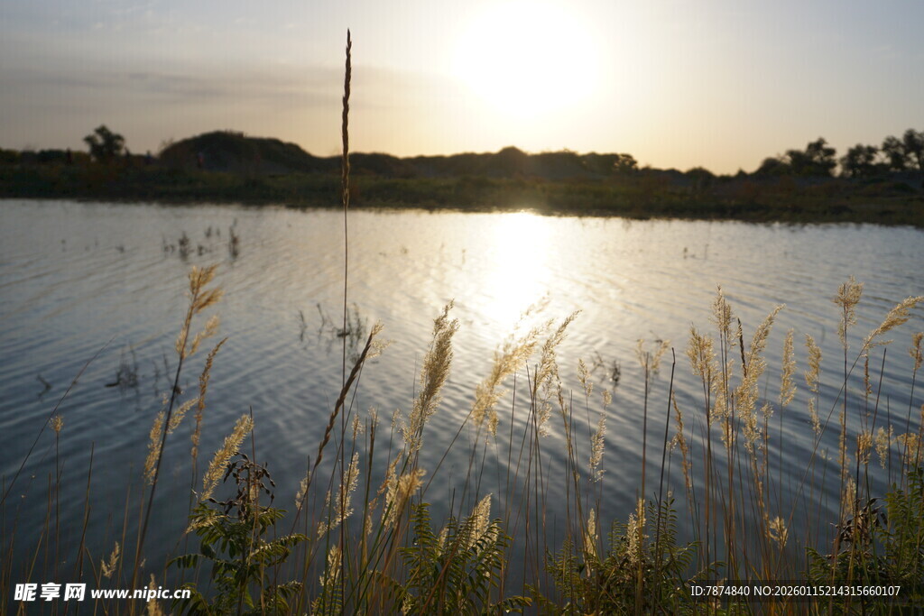 夕阳下的宁静湖面