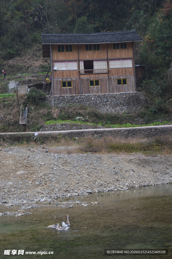 河畔小屋 宁静乡村景致