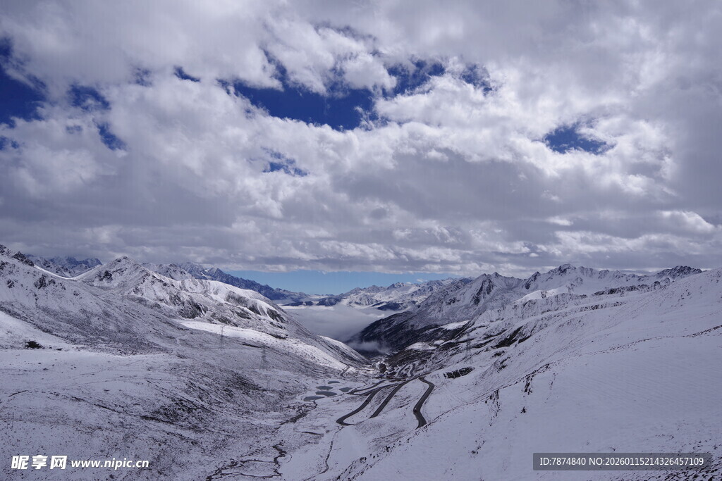 雪山云海壮丽风光