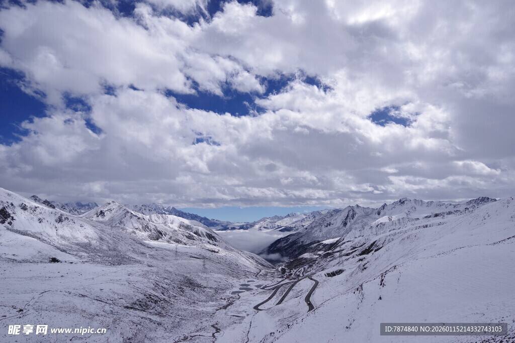 雪山云海壮丽风光