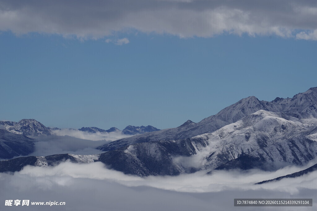 雪山云海壮丽景观