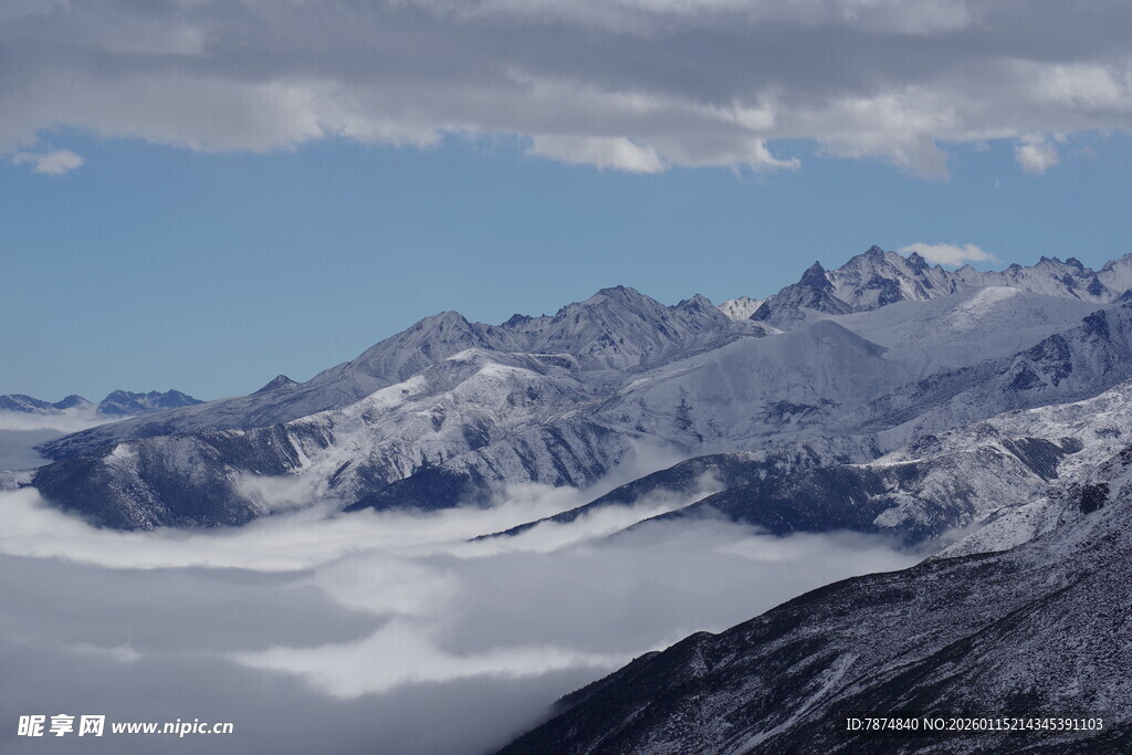雪山云海壮丽景观