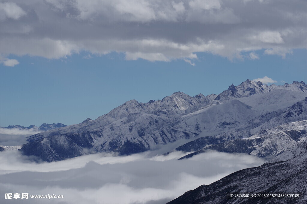 雪山云海壮丽景观
