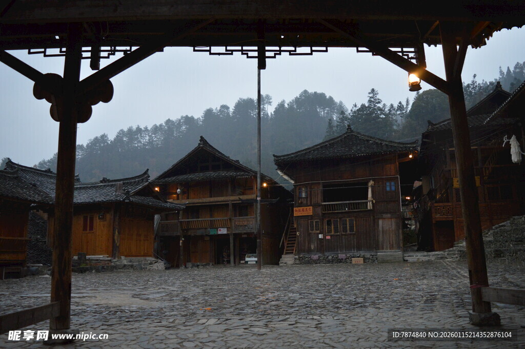 古雅村落 雨中木质建筑群