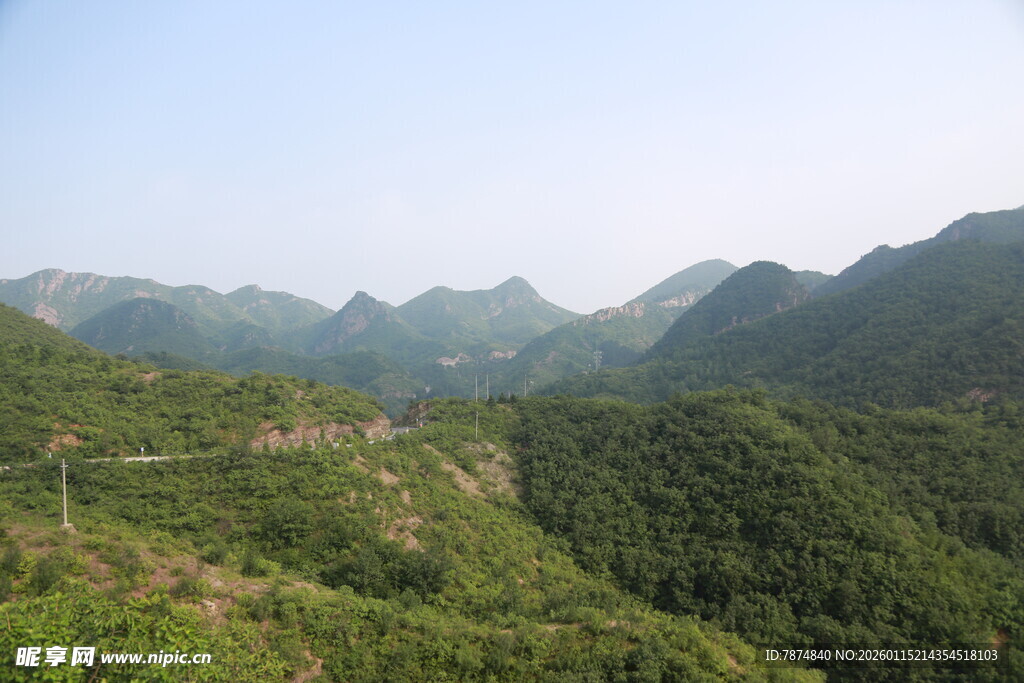青山连绵的秀丽山间景色