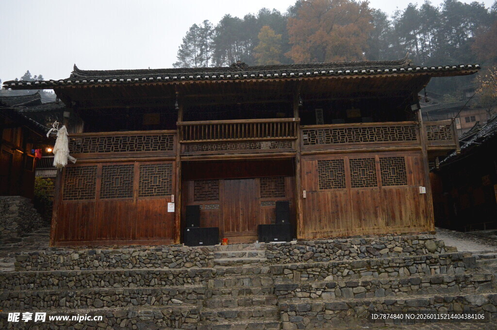 古朴木质传统民居建筑