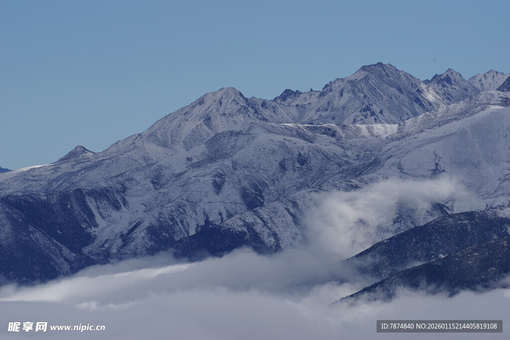 雪山云海壮丽景观