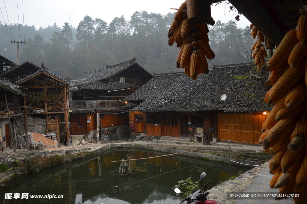 古朴村落中的传统民居景观