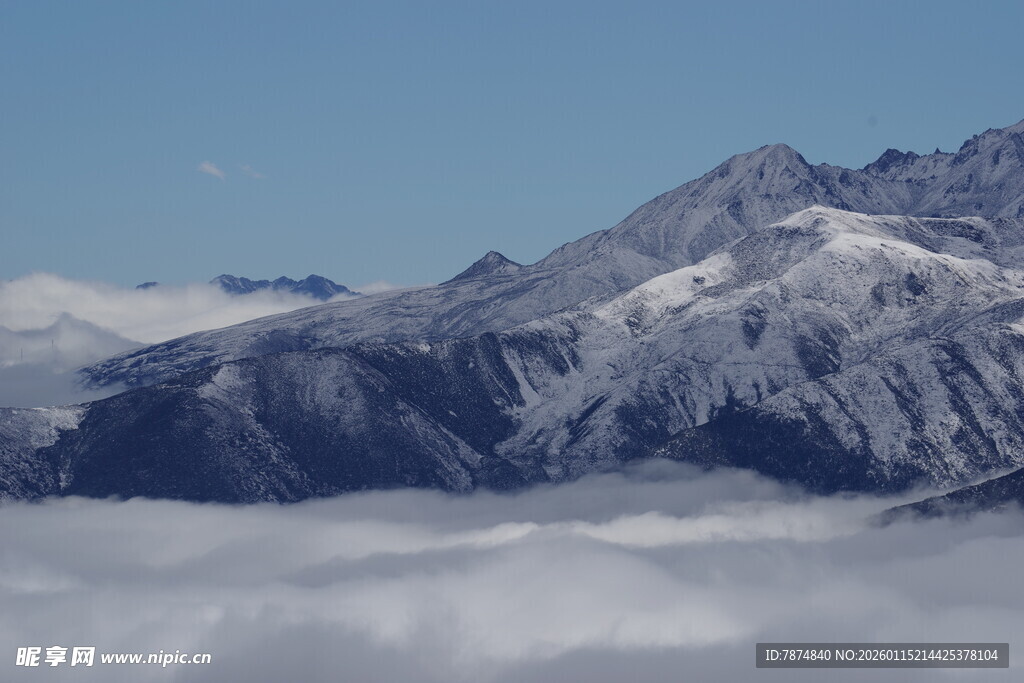 雪山云海壮丽景观
