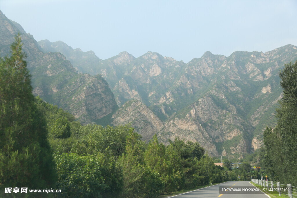 山间公路 绿意与山峦相伴