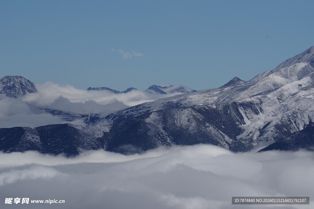 雪山云海壮丽景观