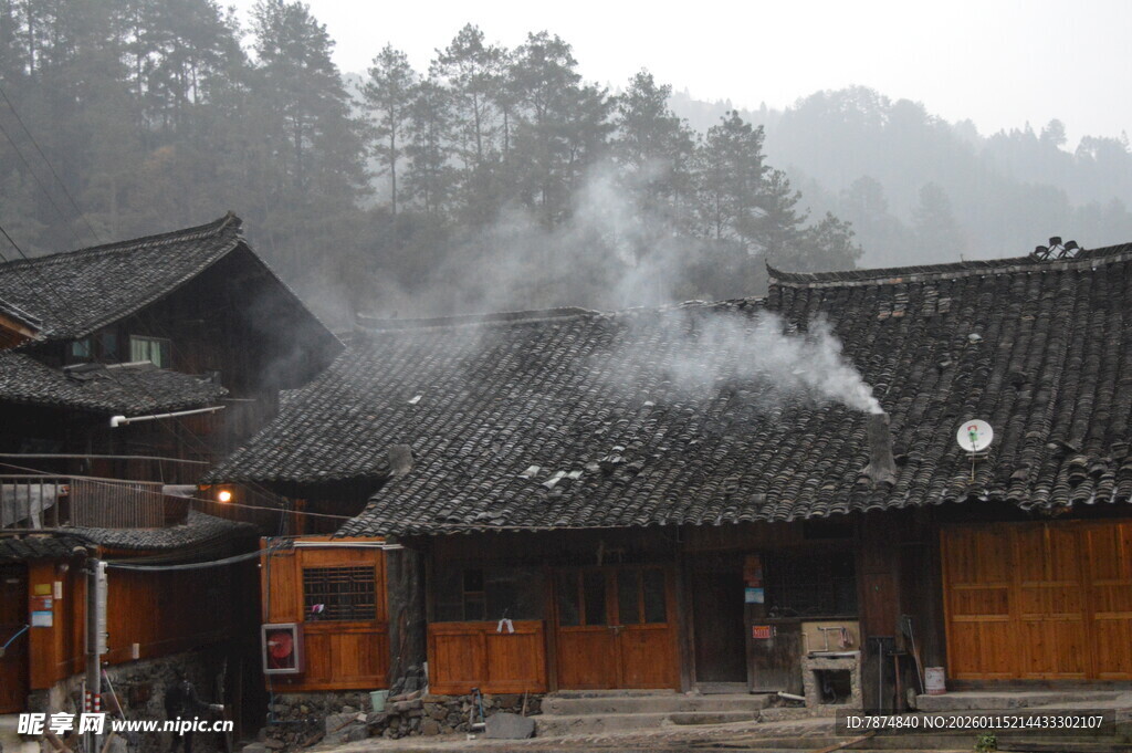 山村炊烟袅袅的古朴民居