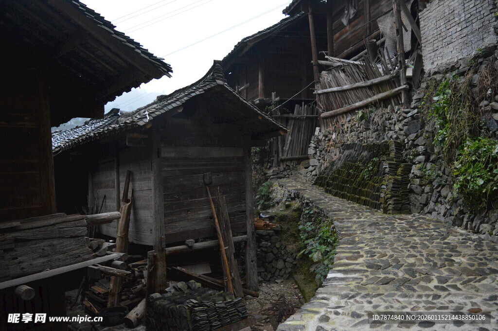 古朴山村石板小径与民居