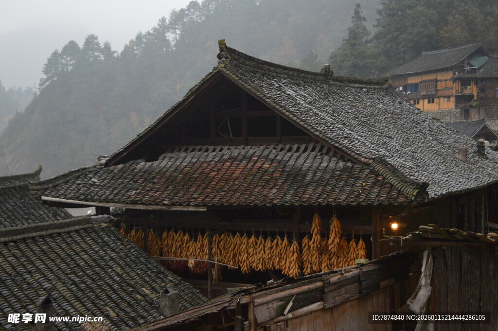 烟雨朦胧中的古朴传统民居