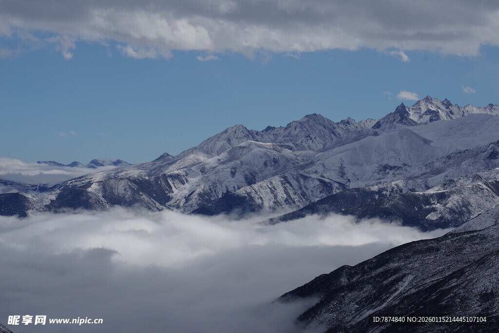 雪山云海壮丽风光